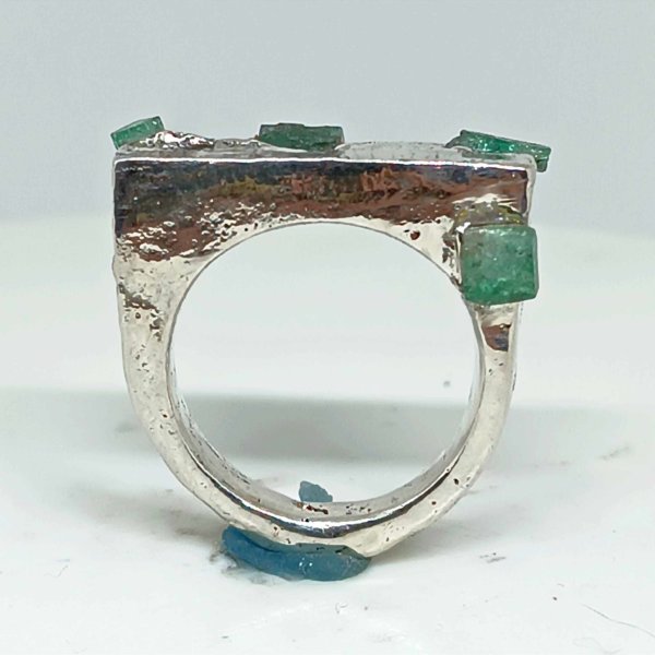 Anello in Argento925 e smeraldi grezzi. Realizzato con la tecnica della fusione con la sabbia. - immagine 2
