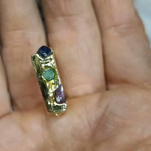 Anello in ottone e smeraldo rubino e zaffiro, realizzato con la tecnica della fusione con la sabbia. - immagine 4