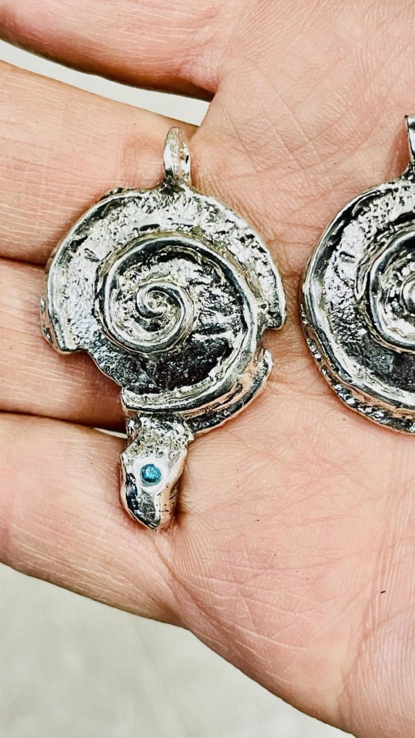 Collana tribale spirale e cristallo - immagine 2