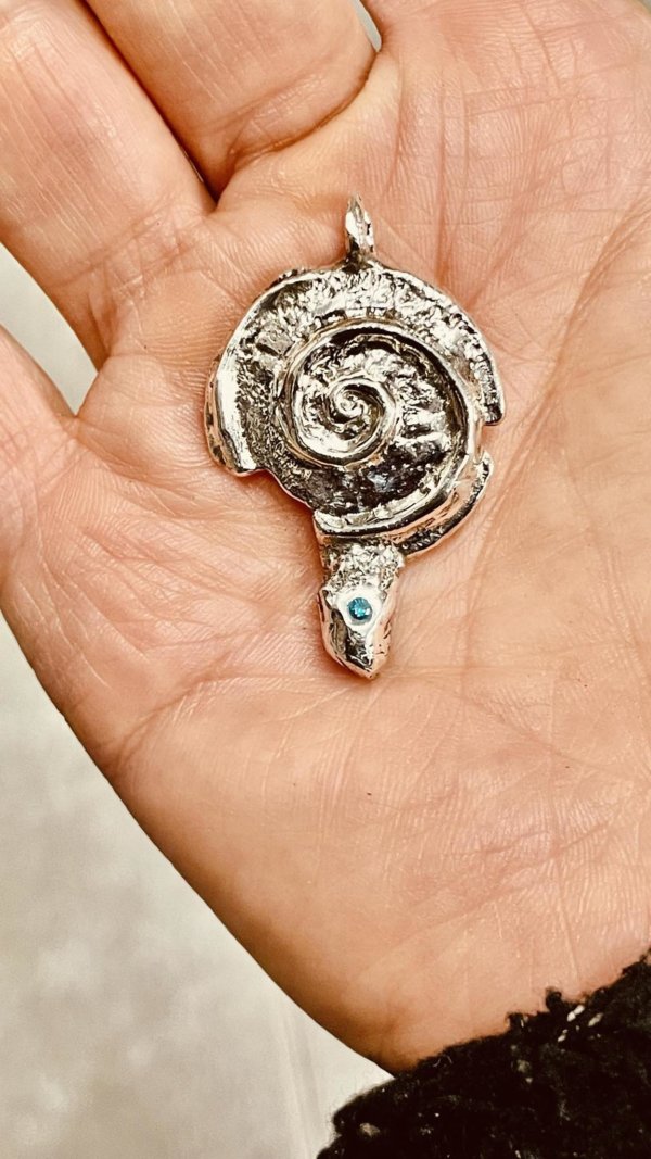 Collana tribale spirale e cristallo - immagine 4