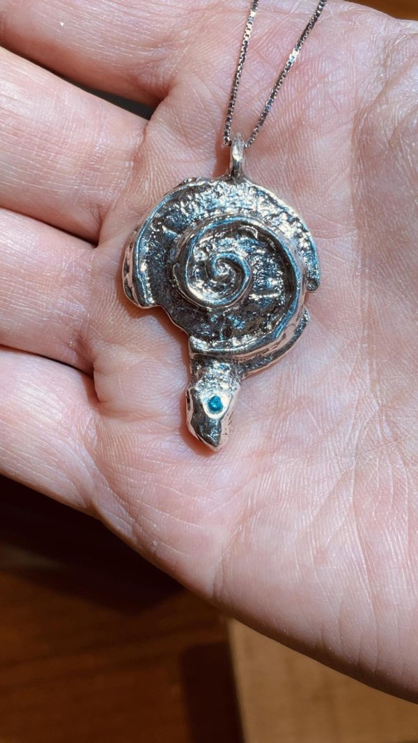 Collana tribale spirale e cristallo - immagine 6