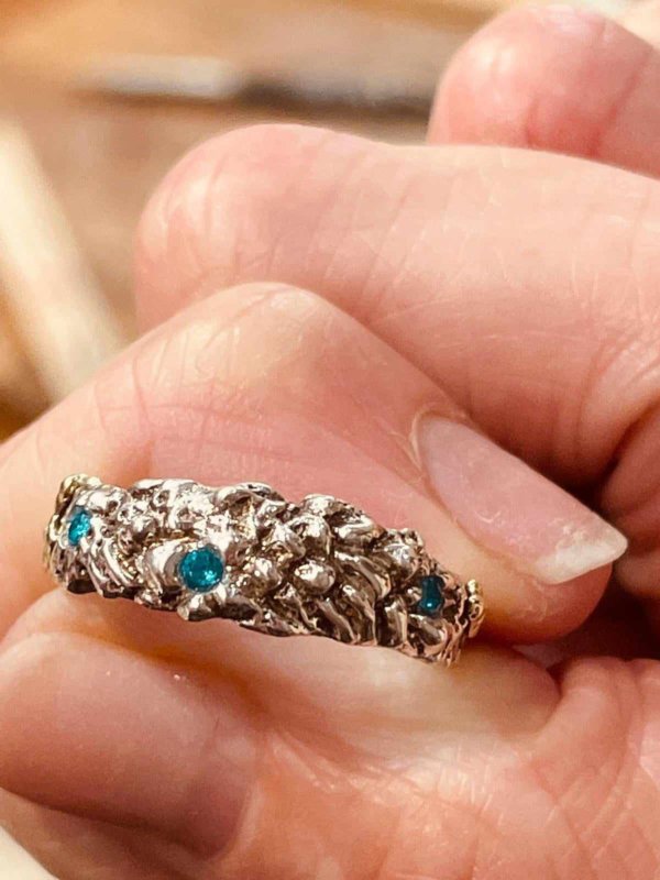 Anello in Argento925 ottone e cristalli ottenuto con la tecnica della fusione con la sabbia, realizzo corsi di una giornata per impararla, te ne andrai con un anello fatto da te! Chiedi info... - immagine 7