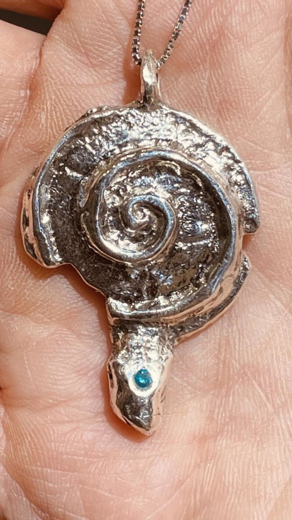 Collana tribale spirale e cristallo