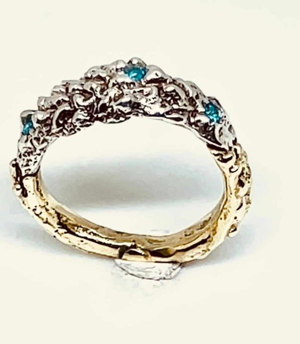 Anello in Argento925 ottone e cristalli ottenuto con la tecnica della fusione con la sabbia, realizzo corsi di una giornata per impararla, te ne andrai con un anello fatto da te! Chiedi info...