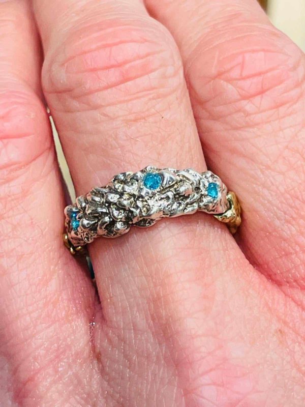 Anello in Argento925 ottone e cristalli ottenuto con la tecnica della fusione con la sabbia, realizzo corsi di una giornata per impararla, te ne andrai con un anello fatto da te! Chiedi info... - immagine 2