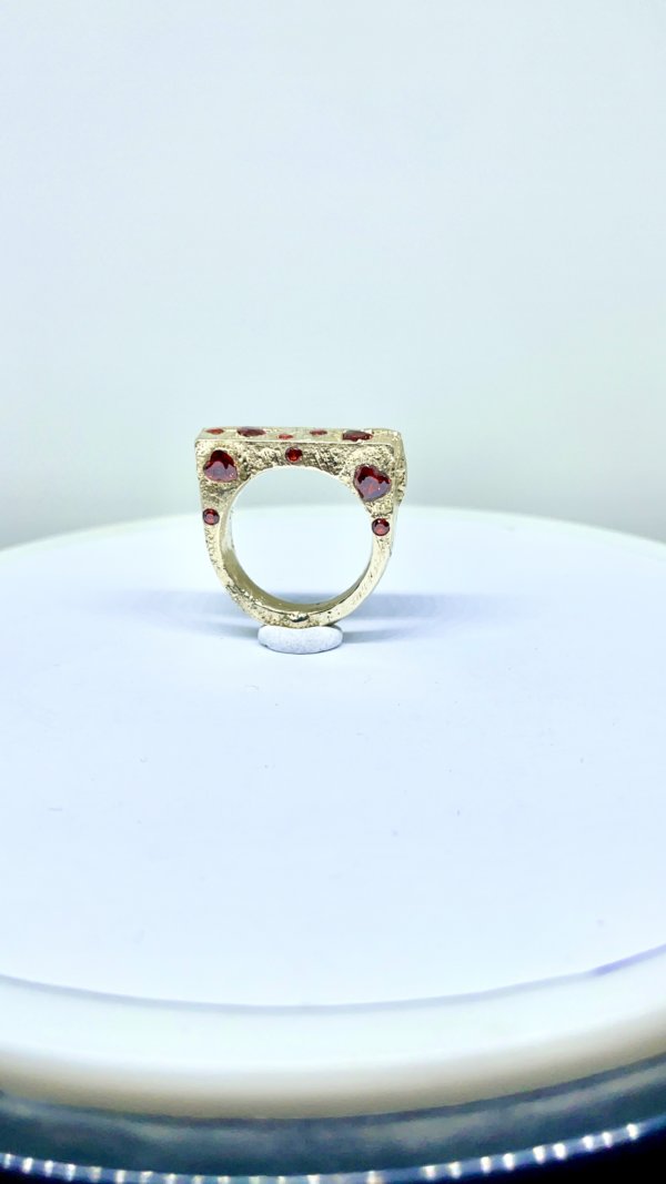 Anello in ottone ottenuto con la fusione nella sabbia e cuoricini in zirconia cubica - immagine 8