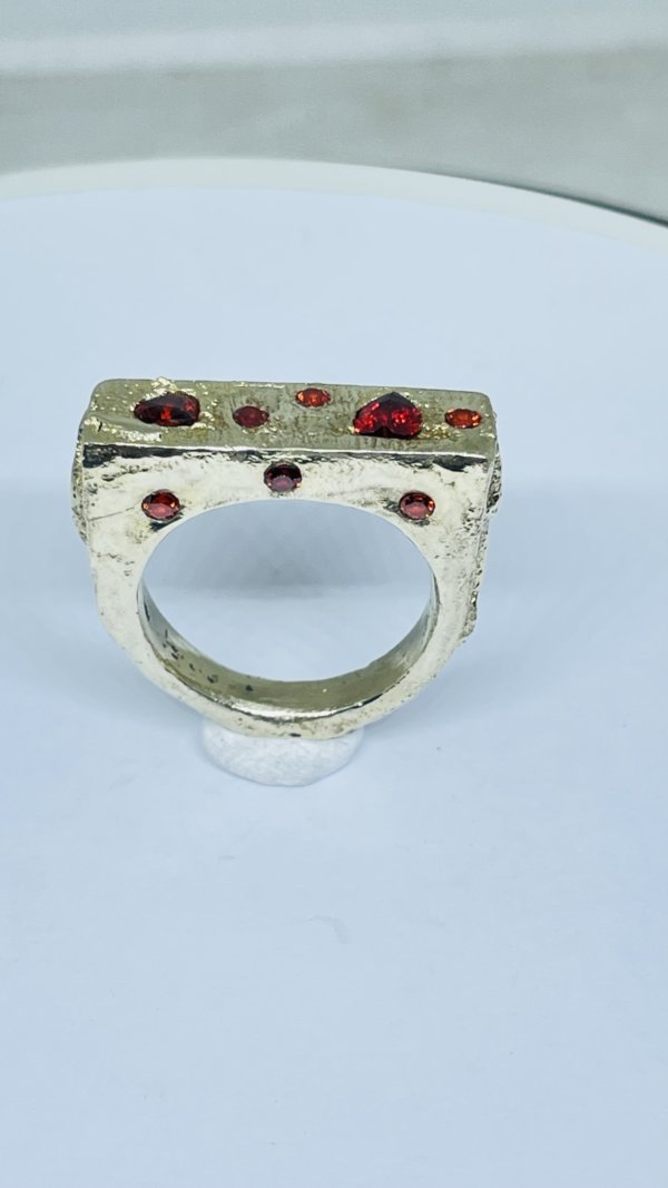 Anello in ottone ottenuto con la fusione nella sabbia e cuoricini in zirconia cubica - immagine 7
