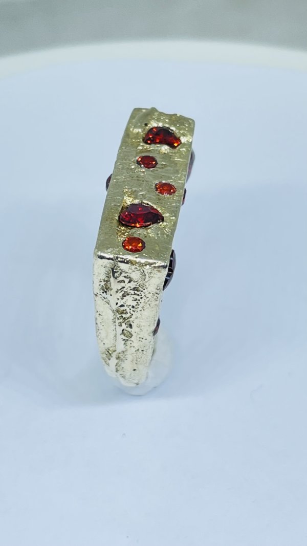 Anello in ottone ottenuto con la fusione nella sabbia e cuoricini in zirconia cubica - immagine 6