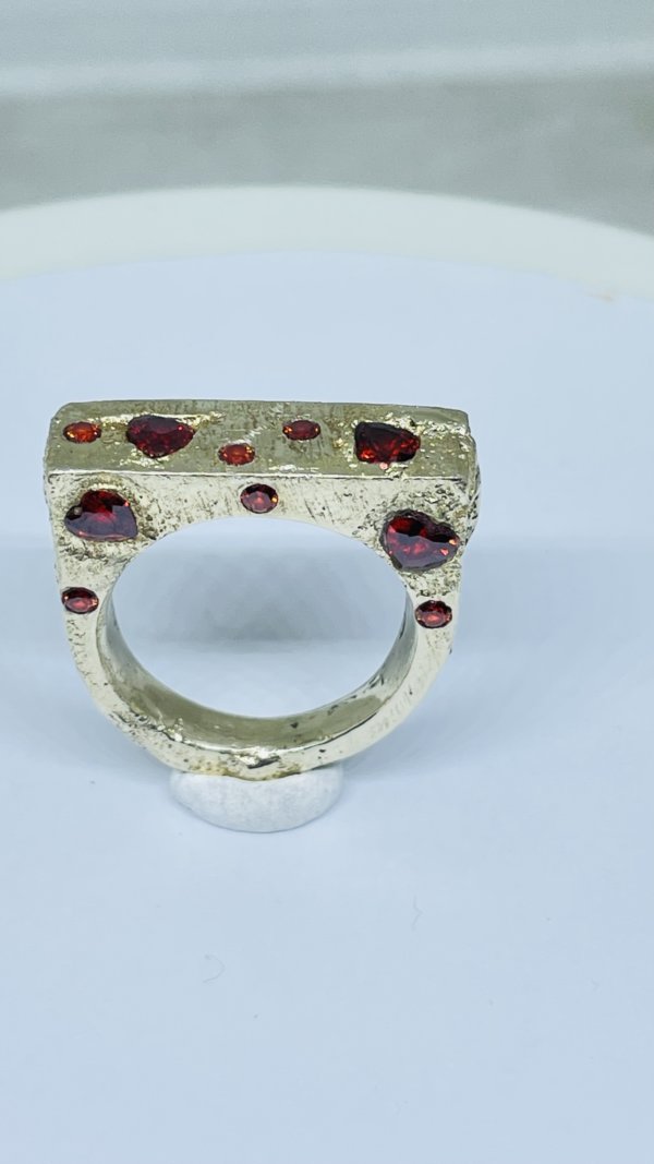 Anello in ottone ottenuto con la fusione nella sabbia e cuoricini in zirconia cubica - immagine 5
