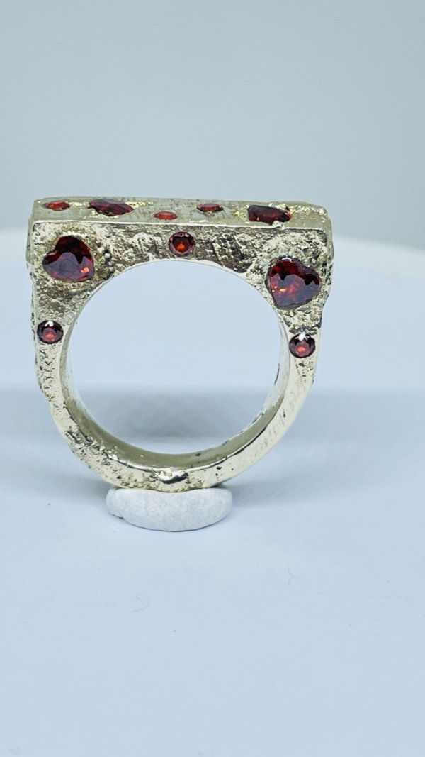 Anello in ottone ottenuto con la fusione nella sabbia e cuoricini in zirconia cubica - immagine 4