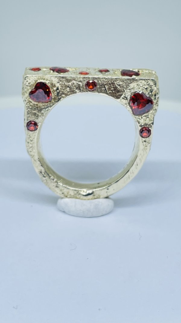 Anello in ottone ottenuto con la fusione nella sabbia e cuoricini in zirconia cubica - immagine 3
