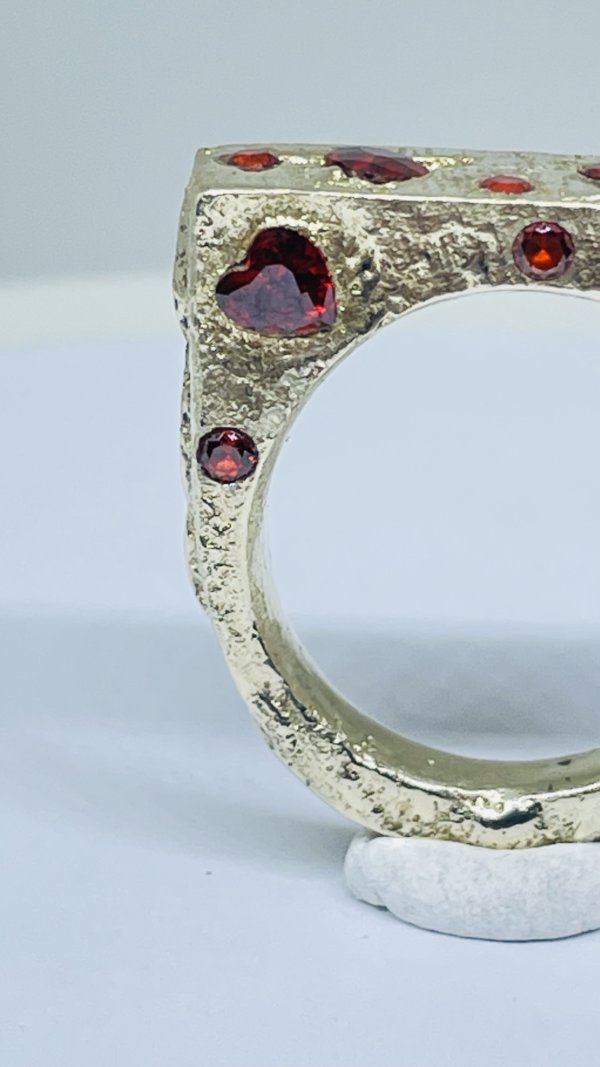 Anello in ottone ottenuto con la fusione nella sabbia e cuoricini in zirconia cubica - immagine 2