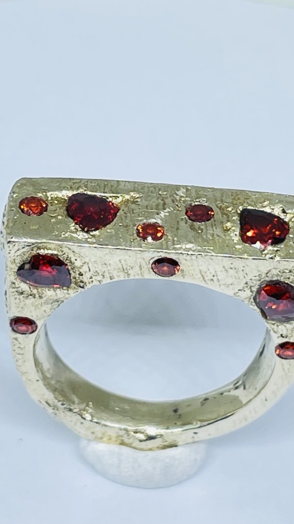 Anello in ottone ottenuto con la fusione nella sabbia e cuoricini in zirconia cubica