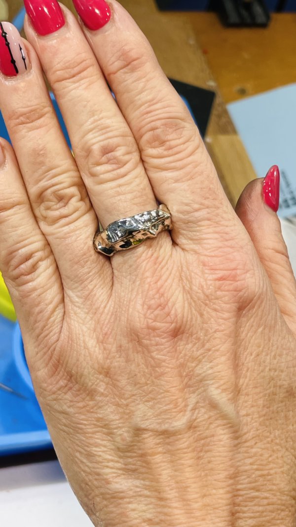 Anello in Argento925 realizzato con la tecnica della sabbia - immagine 6
