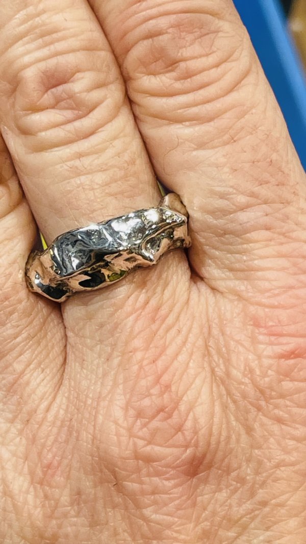 Anello in Argento925 realizzato con la tecnica della sabbia - immagine 5