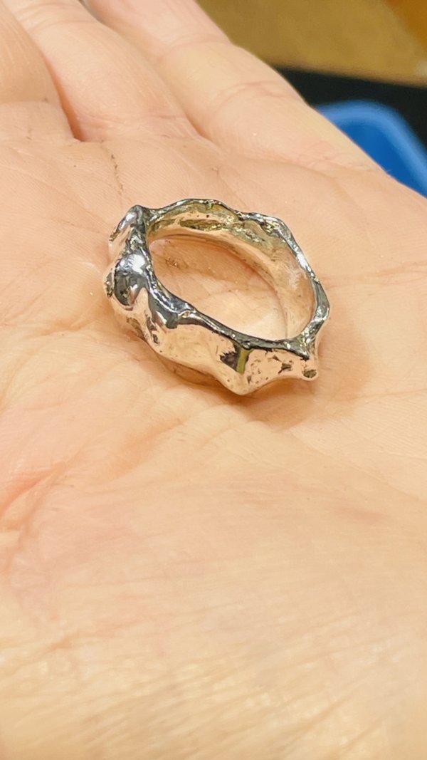 Anello in Argento925 realizzato con la tecnica della sabbia - immagine 4
