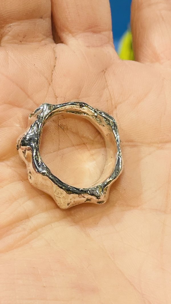 Anello in Argento925 realizzato con la tecnica della sabbia - immagine 3