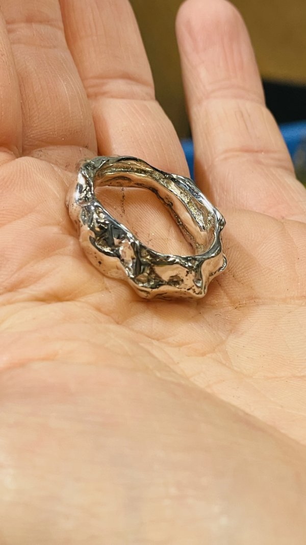 Anello in Argento925 realizzato con la tecnica della sabbia - immagine 2
