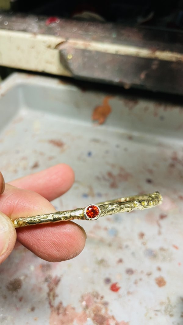 Bracciale in ottone e zirconia cubica, realizzato con la tecnica della sabbia - immagine 26