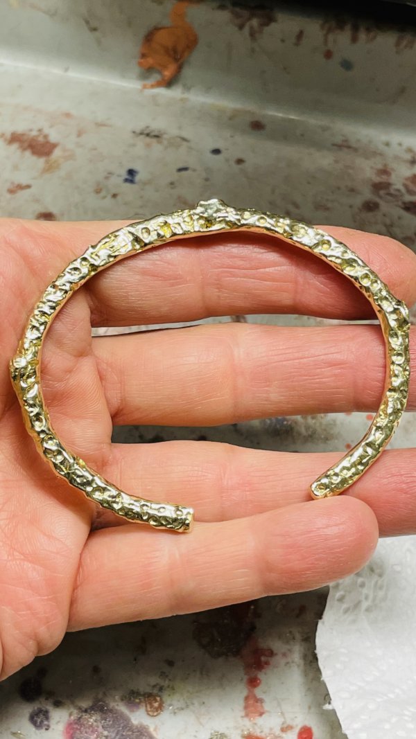 Bracciale in ottone e zirconia cubica, realizzato con la tecnica della sabbia