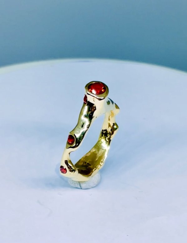 Anello in ottone e zirconia cubica rossa, a richiesta altri colori. - immagine 2