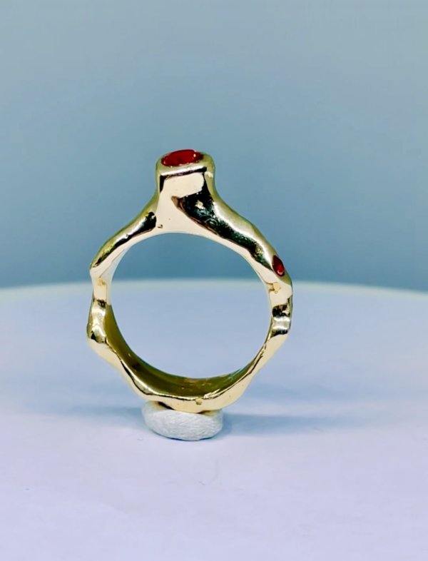 Anello in ottone e zirconia cubica rossa, a richiesta altri colori.