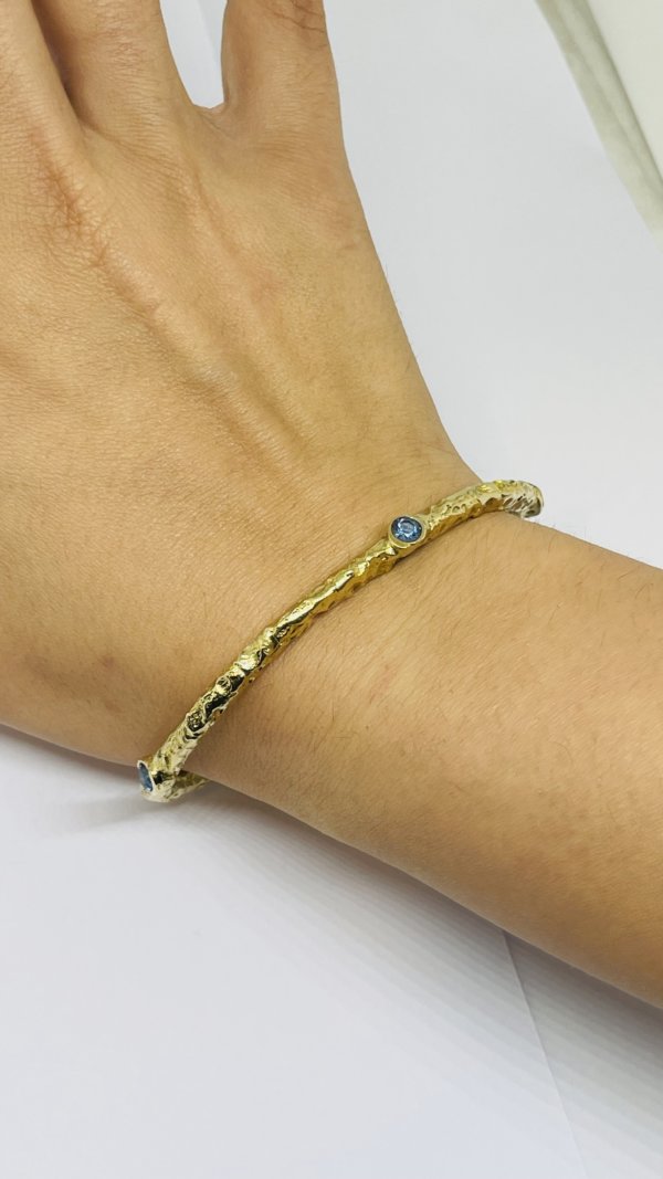 Bracciale in ottone e zirconia cubica, realizzato con la tecnica della sabbia - immagine 3