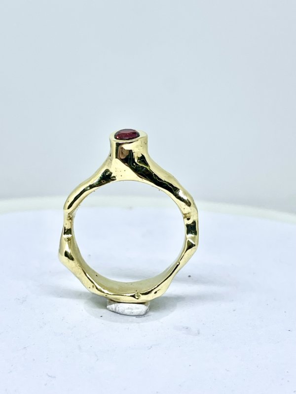 Anello in ottone e zirconia cubica rossa, a richiesta altri colori.