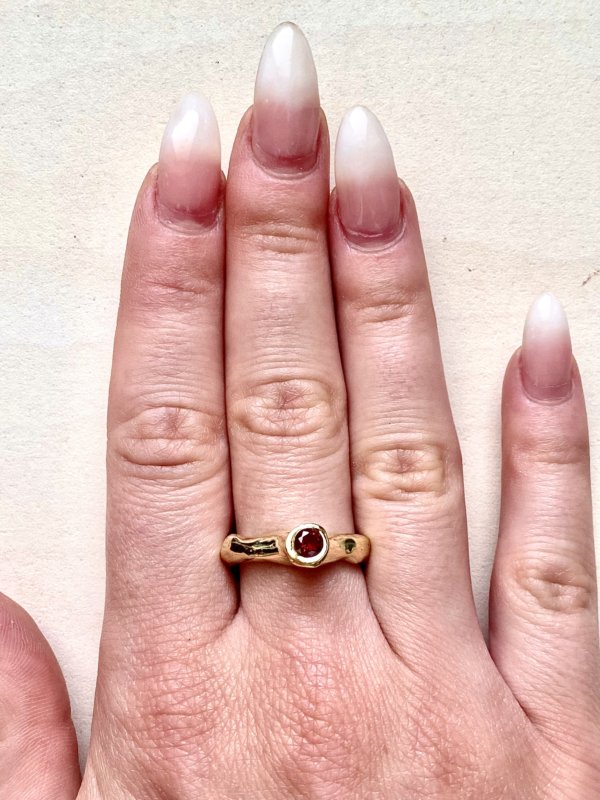Anello in ottone e zirconia cubica rossa, a richiesta altri colori. - immagine 5