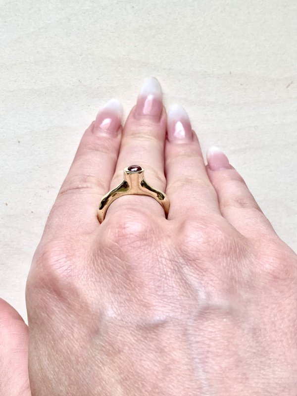 Anello in ottone e zirconia cubica rossa, a richiesta altri colori. - immagine 3