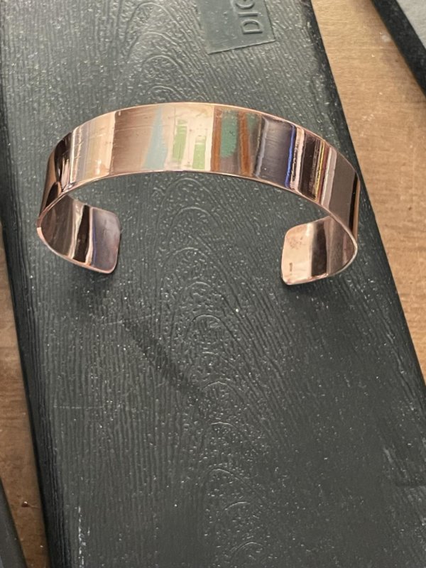 Bracciale in rame lucidissimo, cm.1.5 spessore 1 mm con lettere incise