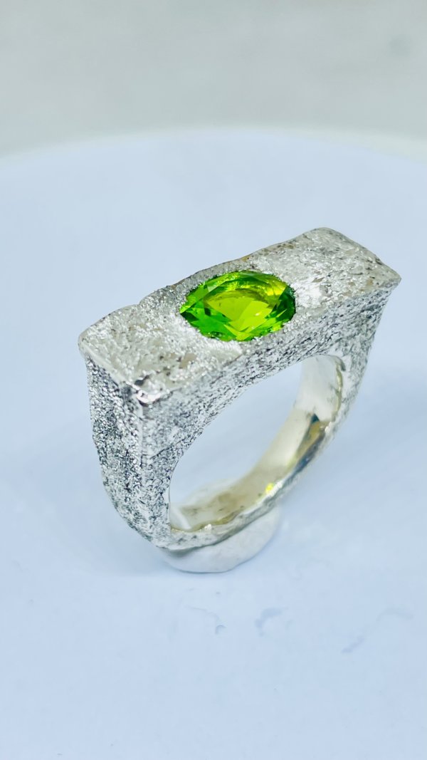 Anello in Argento925 e peridoto realizzato con la tecnica della fusione con la sabbia
