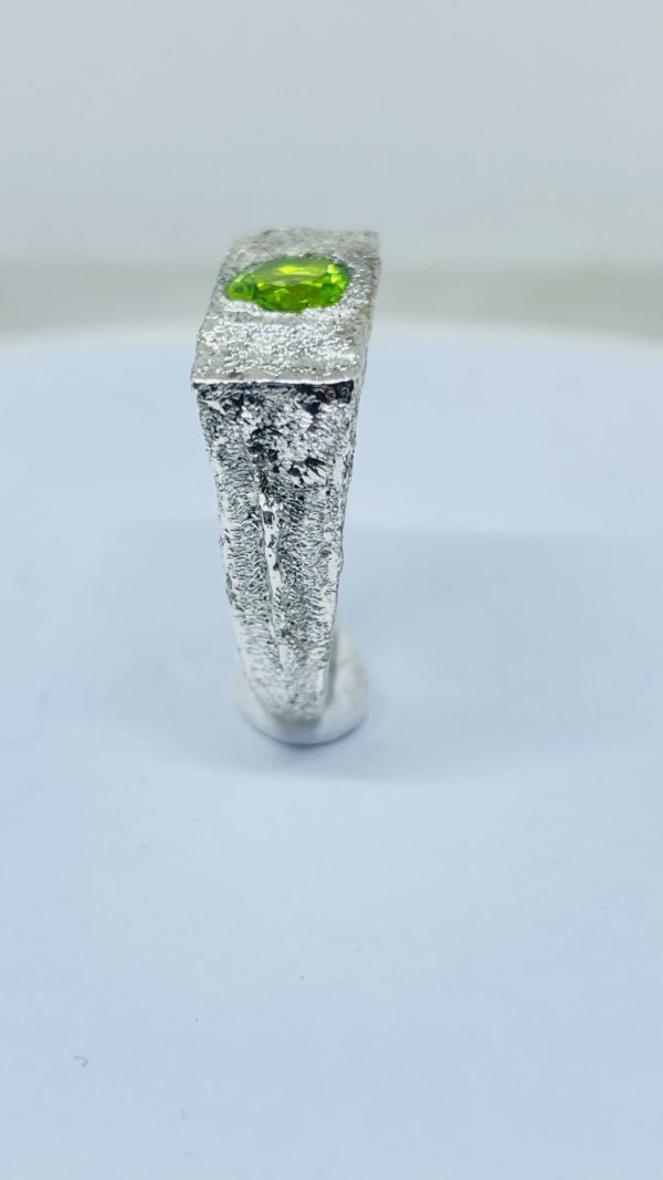 Anello in Argento925 e peridoto realizzato con la tecnica della fusione con la sabbia - immagine 8