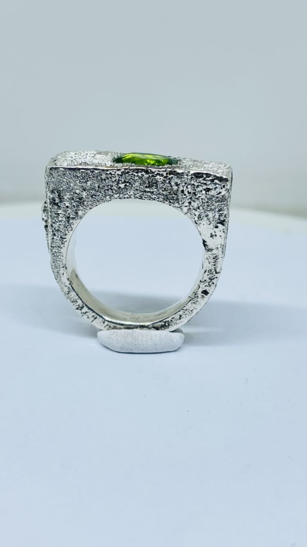 Anello in Argento925 e peridoto realizzato con la tecnica della fusione con la sabbia - immagine 7