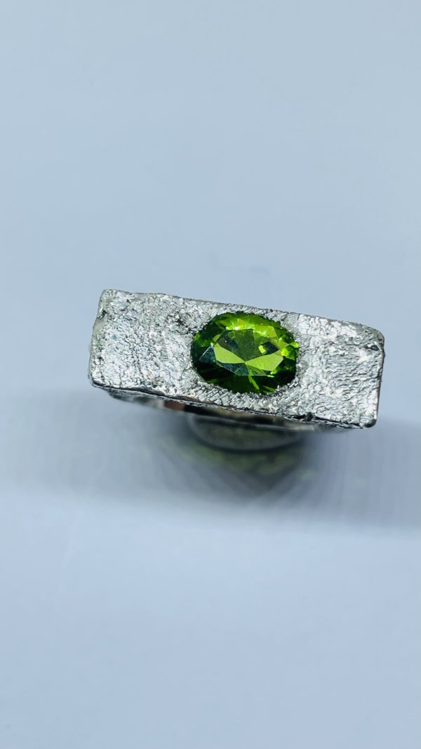 Anello in Argento925 e peridoto realizzato con la tecnica della fusione con la sabbia - immagine 6