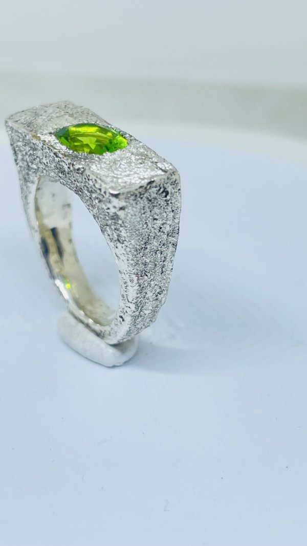 Anello in Argento925 e peridoto realizzato con la tecnica della fusione con la sabbia - immagine 5