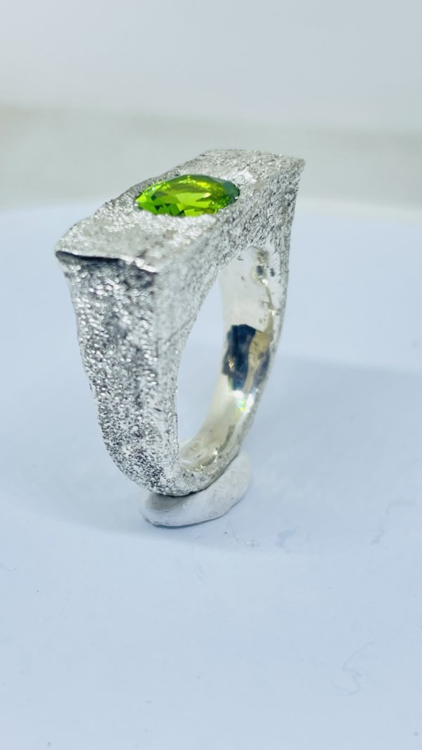 Anello in Argento925 e peridoto realizzato con la tecnica della fusione con la sabbia - immagine 4