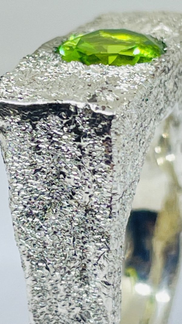 Anello in Argento925 e peridoto realizzato con la tecnica della fusione con la sabbia - immagine 3