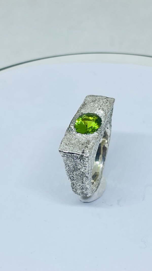 Anello in Argento925 e peridoto realizzato con la tecnica della fusione con la sabbia - immagine 2