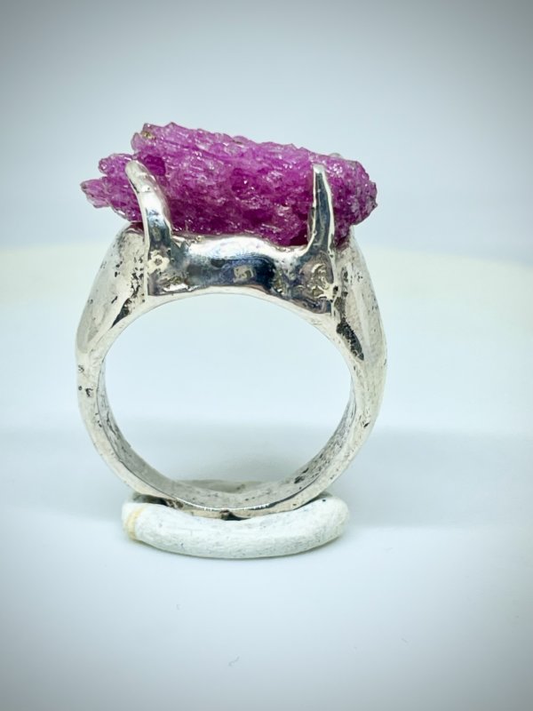 Anello in argento 925 e radice di rubino realizzato con la tecnica della fusione con la sabbia misura 15