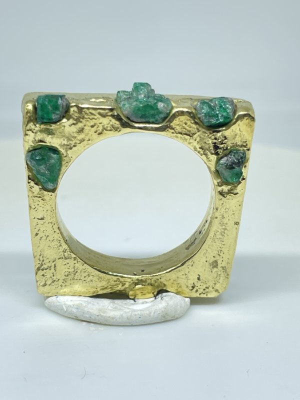 Anello in ottone e smeraldi grezzi realizzato con la tecnica della fusione in sabbia misura 15 anche su ordinazione