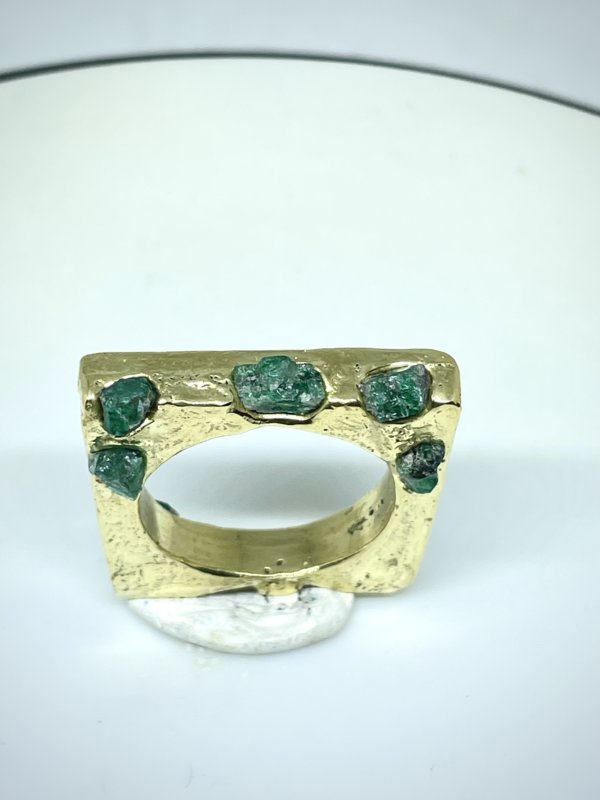 Anello in ottone e smeraldi grezzi realizzato con la tecnica della fusione in sabbia misura 15 anche su ordinazione - immagine 3