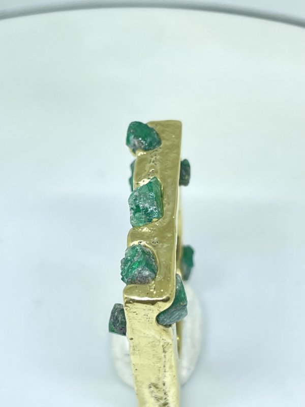 Anello in ottone e smeraldi grezzi realizzato con la tecnica della fusione in sabbia misura 15 anche su ordinazione - immagine 5