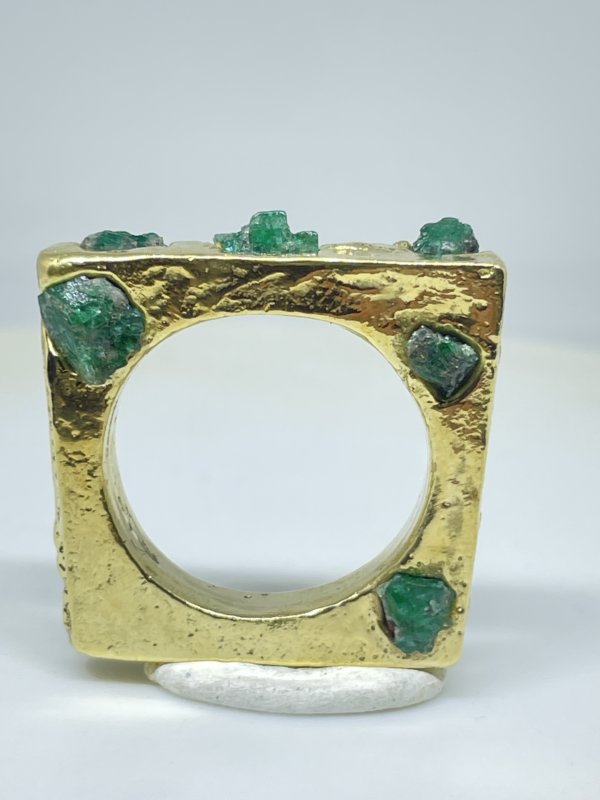 Anello in ottone e smeraldi grezzi realizzato con la tecnica della fusione in sabbia misura 15 anche su ordinazione - immagine 4