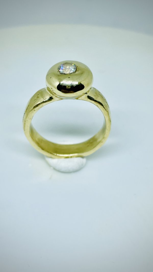 Anello in ottone e zirconia cubica trasparente realizzato con la tecnica della fusione con la sabbia misura 16 a richiesta altre misure e altri colori