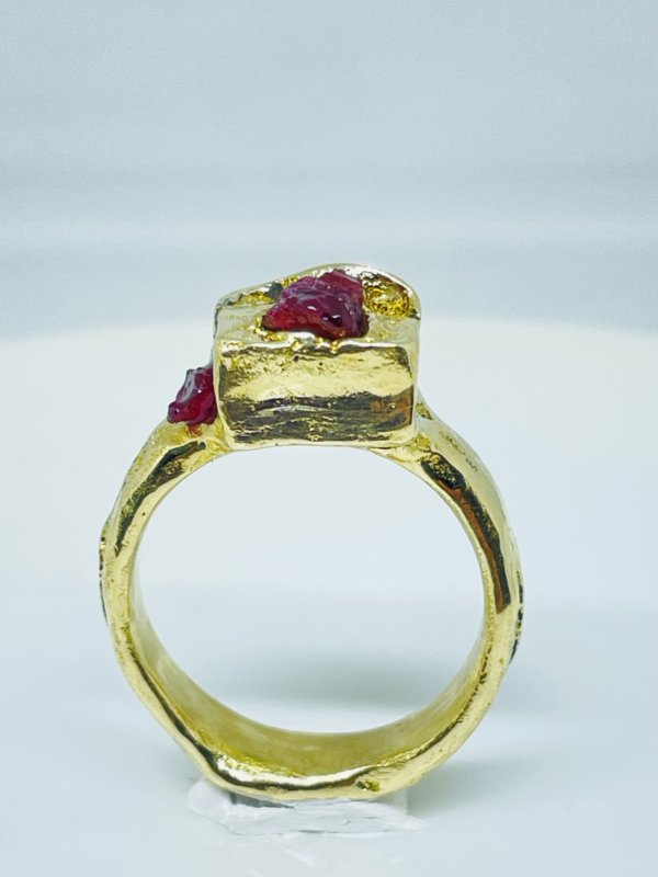 Anello in ottone e rubini grezzi realizzato con la tecnica della fusione con la sabbia misura 16 o a richiesta - immagine 7