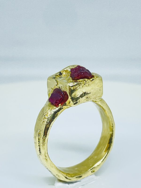 Anello in ottone e rubini grezzi realizzato con la tecnica della fusione con la sabbia misura 16 o a richiesta - immagine 6
