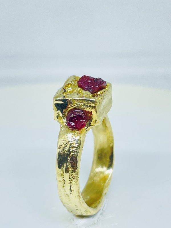 Anello in ottone e rubini grezzi realizzato con la tecnica della fusione con la sabbia misura 16 o a richiesta - immagine 5