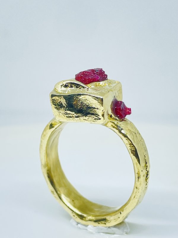 Anello in ottone e rubini grezzi realizzato con la tecnica della fusione con la sabbia misura 16 o a richiesta - immagine 4
