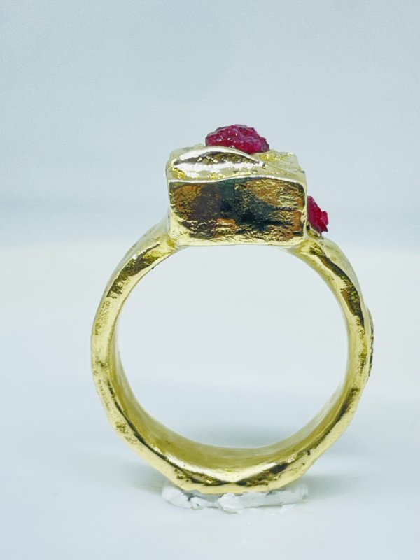 Anello in ottone e rubini grezzi realizzato con la tecnica della fusione con la sabbia misura 16 o a richiesta - immagine 3